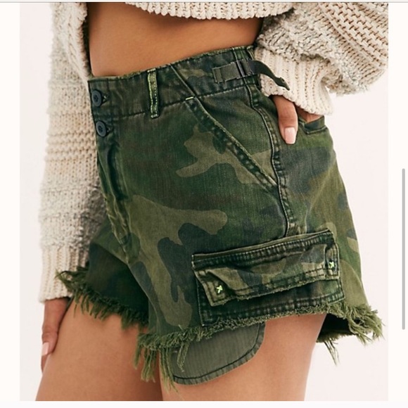 NWT FREE PEOPLE Cutoff Camo Shorts SZ 2 - Picture 2 of 7